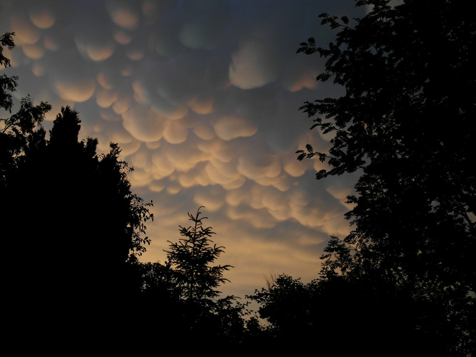 Wieczorem nad Gorzowem Wielkopolskim przeszła potężna burza. Po niej nastapiła piękna pogoda z pięknymi chmurami oraz z dwoma tęczami, fot. roman.gackowski/Daj znać!