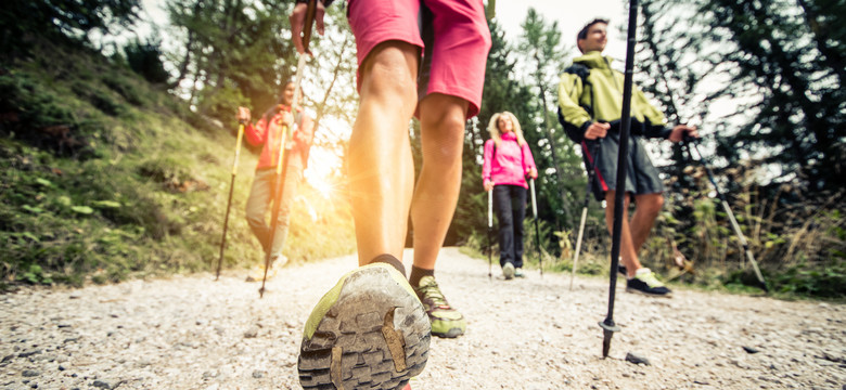 Jedziesz w góry? Przydadzą ci się kije trekkingowe