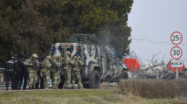 Ukrán rendőrök és nemzeti gárdisták gyakorlatoznak az Oroszország által 2014-ben annektált Krím-félszigethez közeli dél-ukrajnai Herszon megyében lévő Kalancsak falu közelében. / Fotó: MTI/EPA/Oleg Petraszjuk