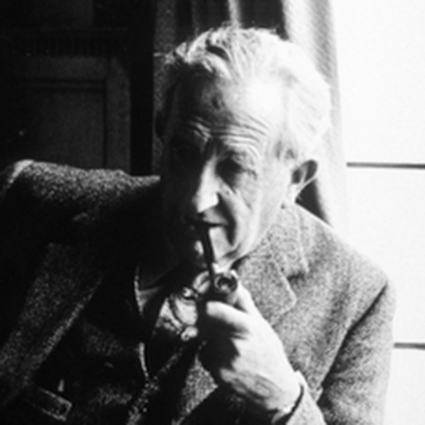 J.R.R. Tolkien (1892–1973) brytyjski pisarz, poeta, filolog, profesor uniwersytecki. Jego „Hobbit” i „Władca Pierścieni” nie tylko zrewolucjonizowały gatunek fantasy, lecz także zaliczają się do najważniejszych powieści XX wieku.