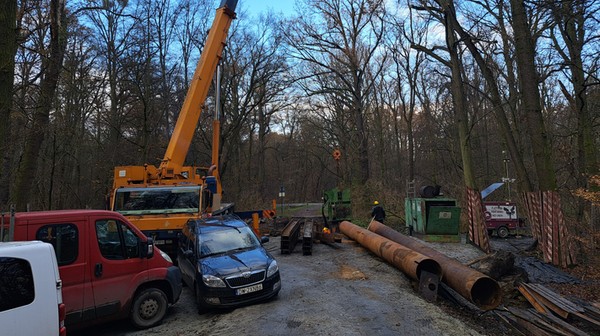 Wykonawca wzmacnia mostek na strumieni Trzciana