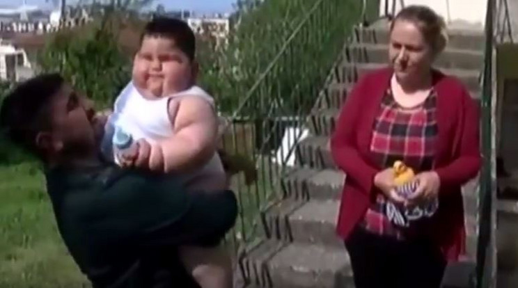 32 kilót nyom a 18 hónapos baba / Fotó: YouTube