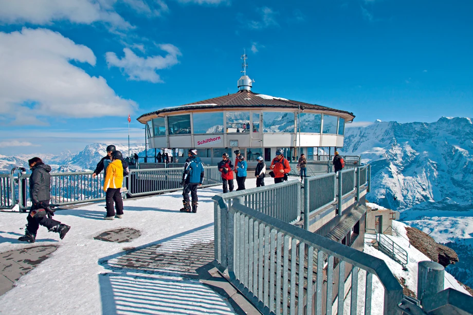 Schilthorn w zwieńczającej górę obrotowej restauracji Piz Gloria w 1969 roku kręcono „W tajnej służbie Jej Królewskiej Mości”