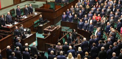 Na sali sejmowej zaczęli śpiewać hymn. Aż trudno uwierzyć, co zrobił Kaczyński