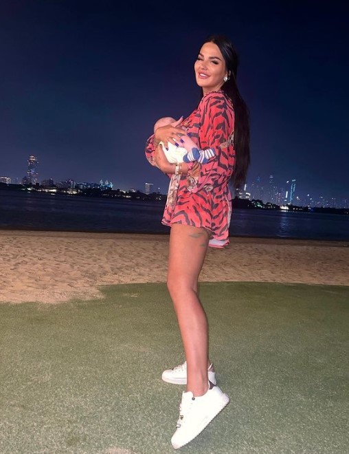 Influencerka a podnikateľka Zuzana Strausz Plačková so synčekom Dionom v Dubaji.