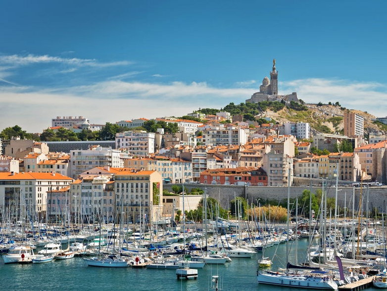 Stary port w Marsylii we Francji, w którym znajduje się siedziba firmy wycieczkowej.