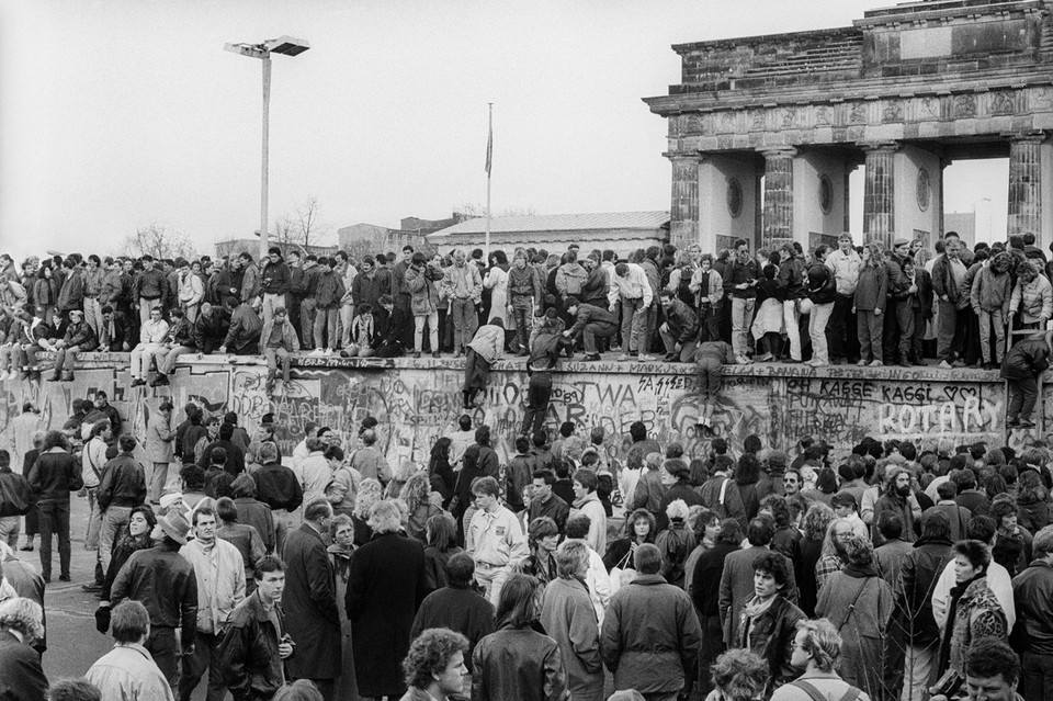Festyn na murze berlińskim od strony Berlina Zachodniego. Następnego dnia mur został zburzony (10 listopada 1989) 