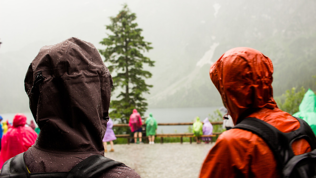 <strong>Warunki do uprawiania turystyki w Tatrach są niekorzystne. Niski pułap chmur całkowicie zakrył szczyty. Na szlakach jest mokro i ślisko, a na odcinkach leśnych zalega błoto oraz występują kałuże – informują służby Tatrzańskiego Parku Narodowego (TPN). Końcówka wakacji w Tatrach zapowiada się deszczowo i chłodno.</strong>