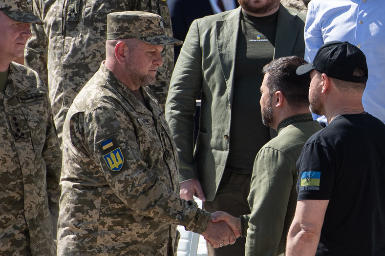 Prezydent Ukrainy Wołodymyr Zełenski i naczelny dowódca Sił Zbrojnych Ukrainy Wałerij Załużny podczas obchodów Dnia Niepodległości Ukrainy, 24 sierpnia 2023 r.