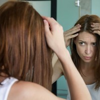 Kiderült: ebben a korban fedezik fel a nők a leggyakrabban az első ősz hajszálukat