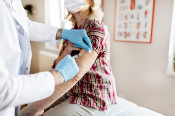 Nem bíznak a Sinopharm vakcinában a magyar nyugdíjas szervezetek