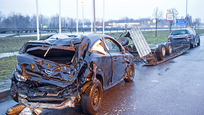 Horrorbaleset az M1-esen! - Helyszíni fotók a reggeli tartálykocsi-balesetről!