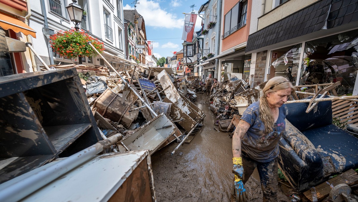 Mieszkańcy Bad Neuenahr-Ahrweiler i wolontariusze sprzątają miasto po powodzi, Niemcy, lipiec 2021 r