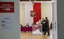 Niepełnosprawni pensjonariusze DPS z kartkami na kogo głosować. "PiS nie ma z tym nic wspólnego"