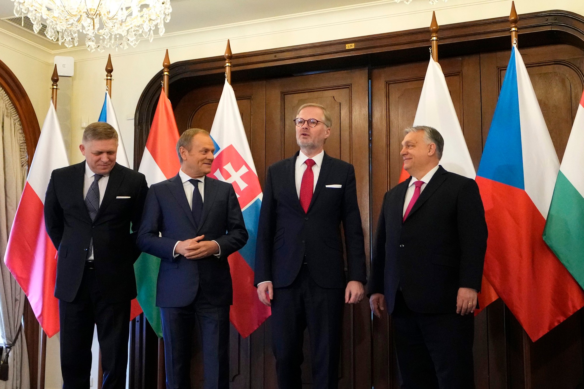 Na snímke zľava slovenský premiér Robert Fico, poľský premiér Donald Tusk, český premiér Petr Fiala a maďarský premiér Viktor Orbán pózujú na summite predsedov vlád Vyšehradskej štvorky (V4) v Prahe.