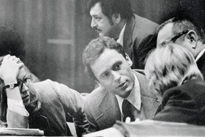 Ted Bundy naradza się ze swoimi obrońcami w dniu rozpoczęcia procesu w Miami, 25 czerwca 1979 r.