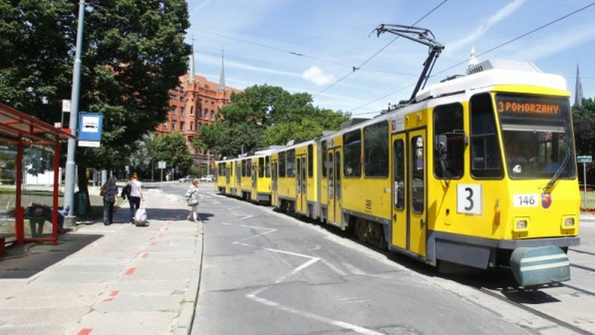 Na ponad 30 niewydzielonych przystankach tramwajowych w Szczecinie zostanie wymieniona nawierzchnia. Firma Strabag przejęła właśnie plac budowy. Dzięki wprowadzonym zmianom ma być bezpieczniej. W efekcie powstaną "trójwymiarowe przystanki".