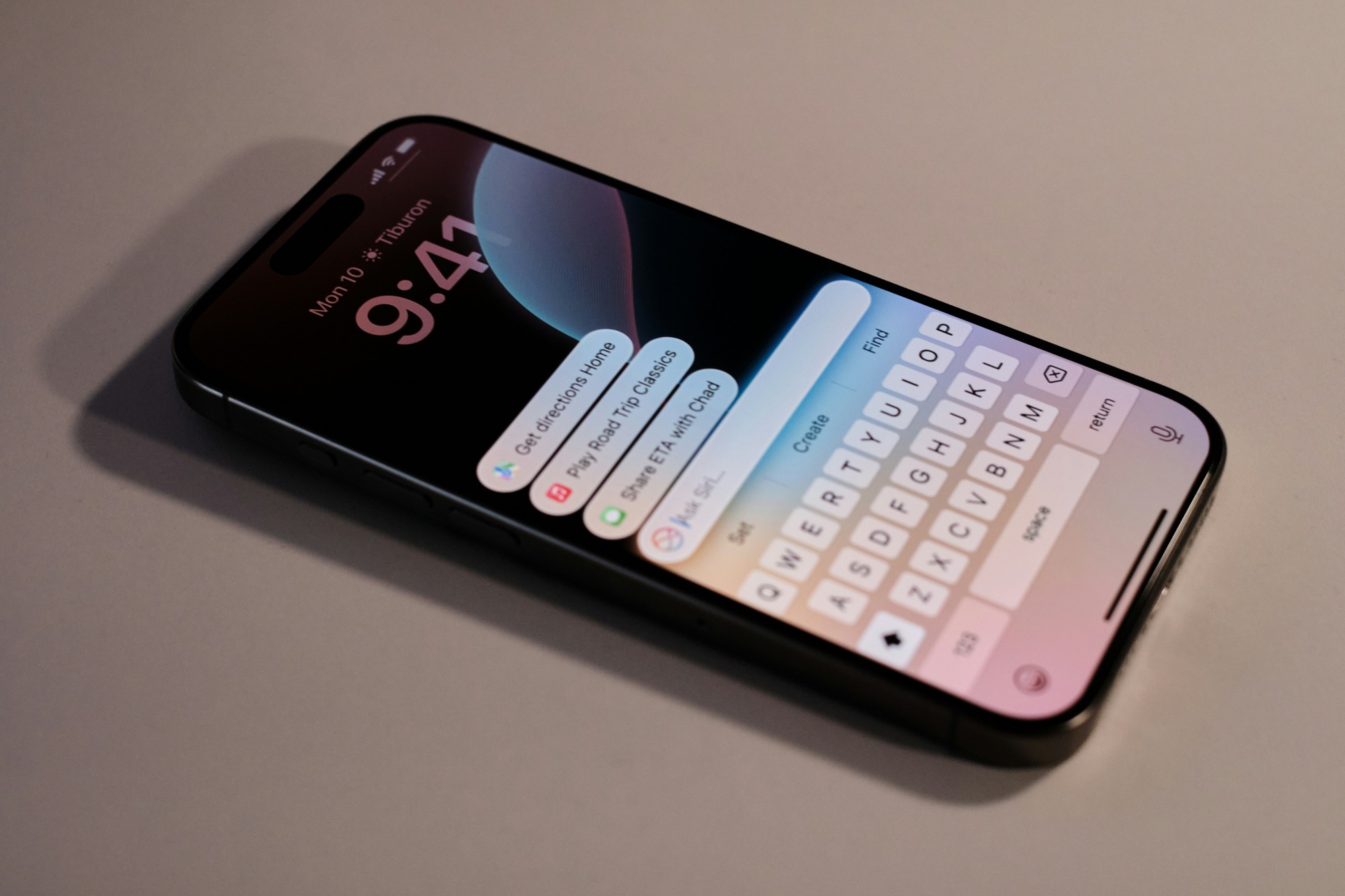 Najnovšia verzia iOS prináša pokročilú AI, svižnejší chod aj úpravy budíka a kalendára.