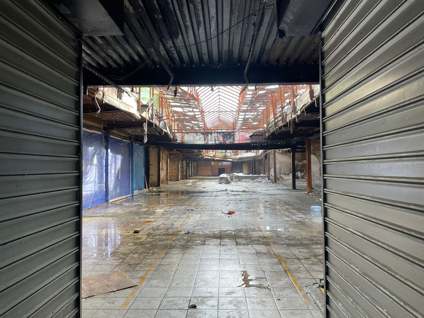 Iz ovog dela tržnog centra Kinezi pokušavaju da spasu robu