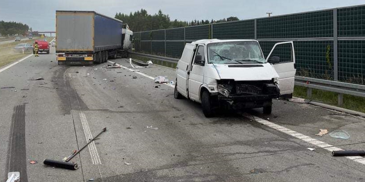 Roztrzaskany bus i droga usłana elementami karoserii. Śmiertelny wypadek na S7.