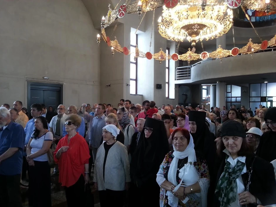 Veliki broj Nišlija prisustvovao je liturgiji povodom gradske slave