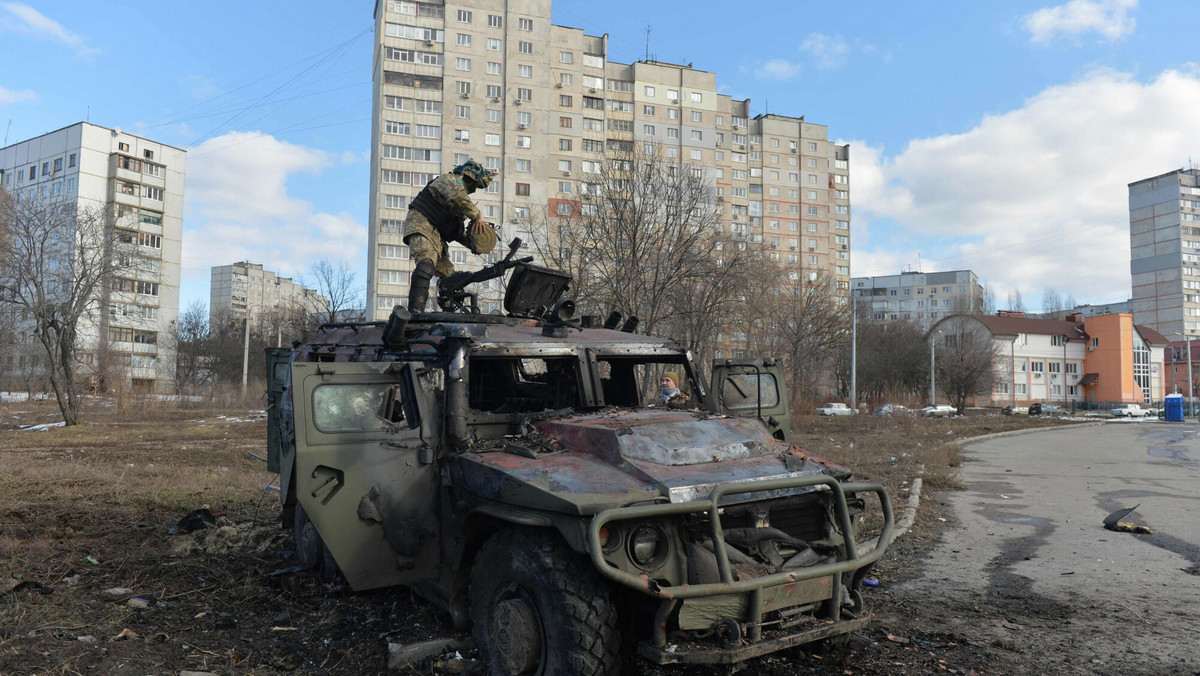 Charków: rosyjscy żołnierze uciekają. Szukają ubrań, porzucają pojazdy
