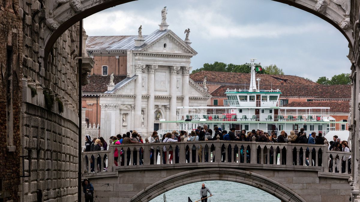 Wenecja: zakaz siadania na ziemi i na schodach