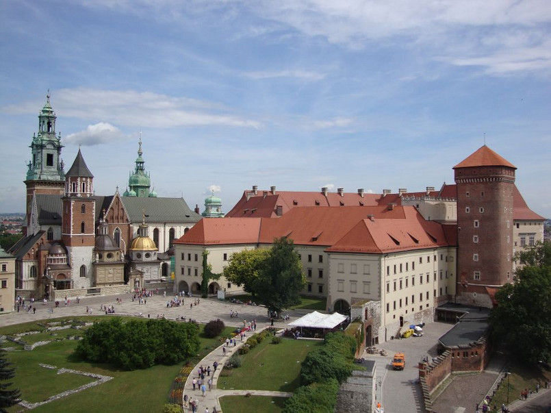 "Vinci", Kraków Komedia Juliusza Machulskiego „Vinci” to jeden z tych filmów, które widział prawie każdy Polak. Krakowskie Stare Miasto w pełnej krasie obserwować w nim można w scenach na balkonie mieszkania „Szerszenia”, granego przez Borysa Szyca. Co ciekawe, filmowy taras jest w rzeczywistości częścią restauracji znajdującej się na szóstym piętrze kamienicy przy ul. Św. Tomasza 43. Spacerując śladami bohaterów warto również zajrzeć do Muzeum Czartoryskich, skąd w filmie wykradziona została słynna „Dama z łasiczką” Leonarda da Vinci oraz na Zamek na Wawelu, gdzie jest obecnie udostępniana zwiedzającym. Podczas spaceru nad Wisłą warto zatrzymać się również na Bulwarze Czerwieńskim przy którym znajdują się wielokrotnie pojawiające się w filmie stoły szachowe.