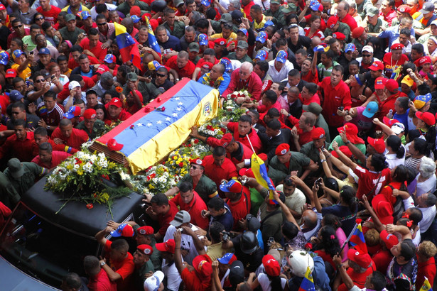 Trumna z Hugo Chavezem na ulicach Caracas.