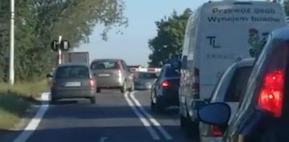 Szokujące wideo! Omijają szlabany tuż przed pociągiem