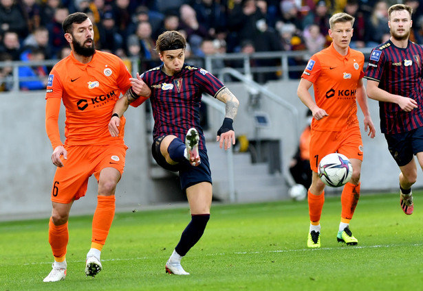 Piłkarz Pogoni Szczecin Luka Zahovic (2L) i Aleksander Scekic (L) z KGHM Zagłębia Lubin podczas meczu Ekstraklasy