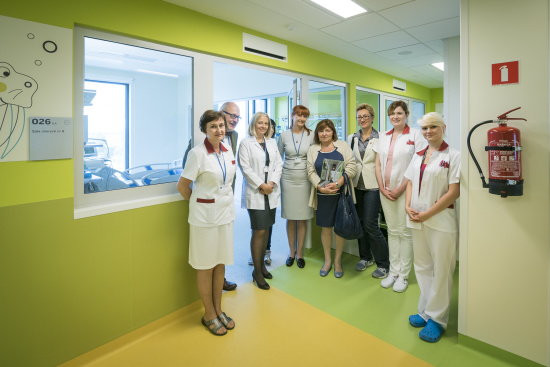 Lidia Niedźwiedzka-Owsiak i Aneta Głowacka z Fundacji WOŚP w otoczeniu presonelu medycznego Szpitala Klinicznego