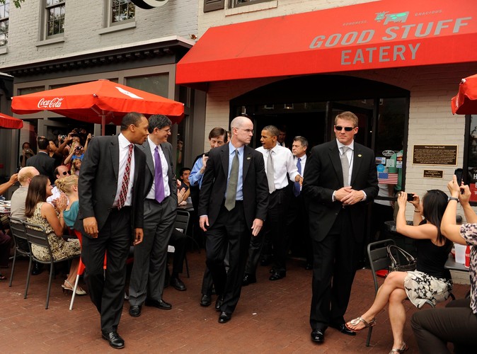 Barack Obama wychodziz  fast-foodu w Waszyngtonie