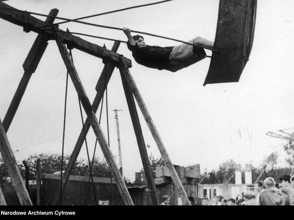 Zabawy ludowe na Bielanach w Warszawie - rok 1948 - zdjęcie pochodzi z archiwów Narodowego Archiwum Cyfrowego