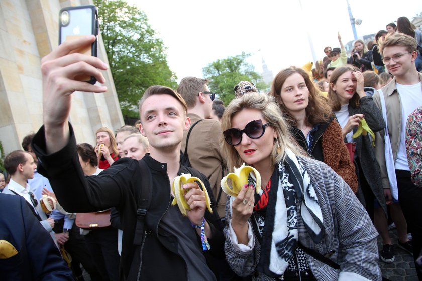 Protest pod Muzeum Narodowym. Tłumy warszawiaków zjadło banany