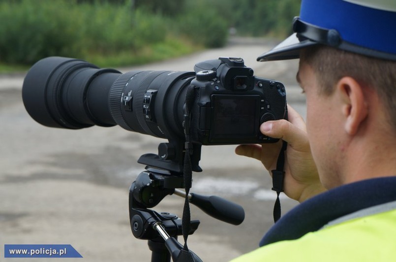 Policja z aparatem fotograficznym łapie kierowców m.in. za rozmowę przez telefon