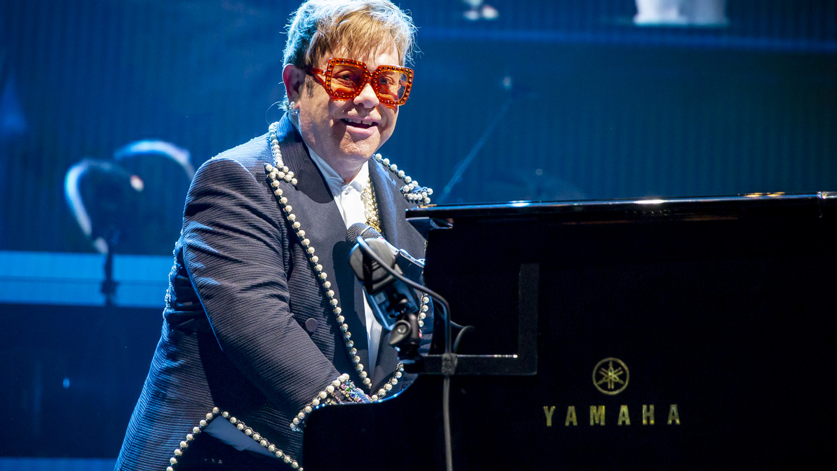 Elton John dołącza do inicjatywy, jaką zapoczątkował George Clooney. Aktor wezwał do bojkotu dziewięciu ekskluzywnych hoteli należących do sułtana Brunei w proteście przeciwko wprowadzeniu nowego prawa, według którego za stosunek homoseksualny grozi kara śmierci przez ukamienowanie. Przypomnijmy, że Elton John wystąpi 4 maja w Krakowie. 