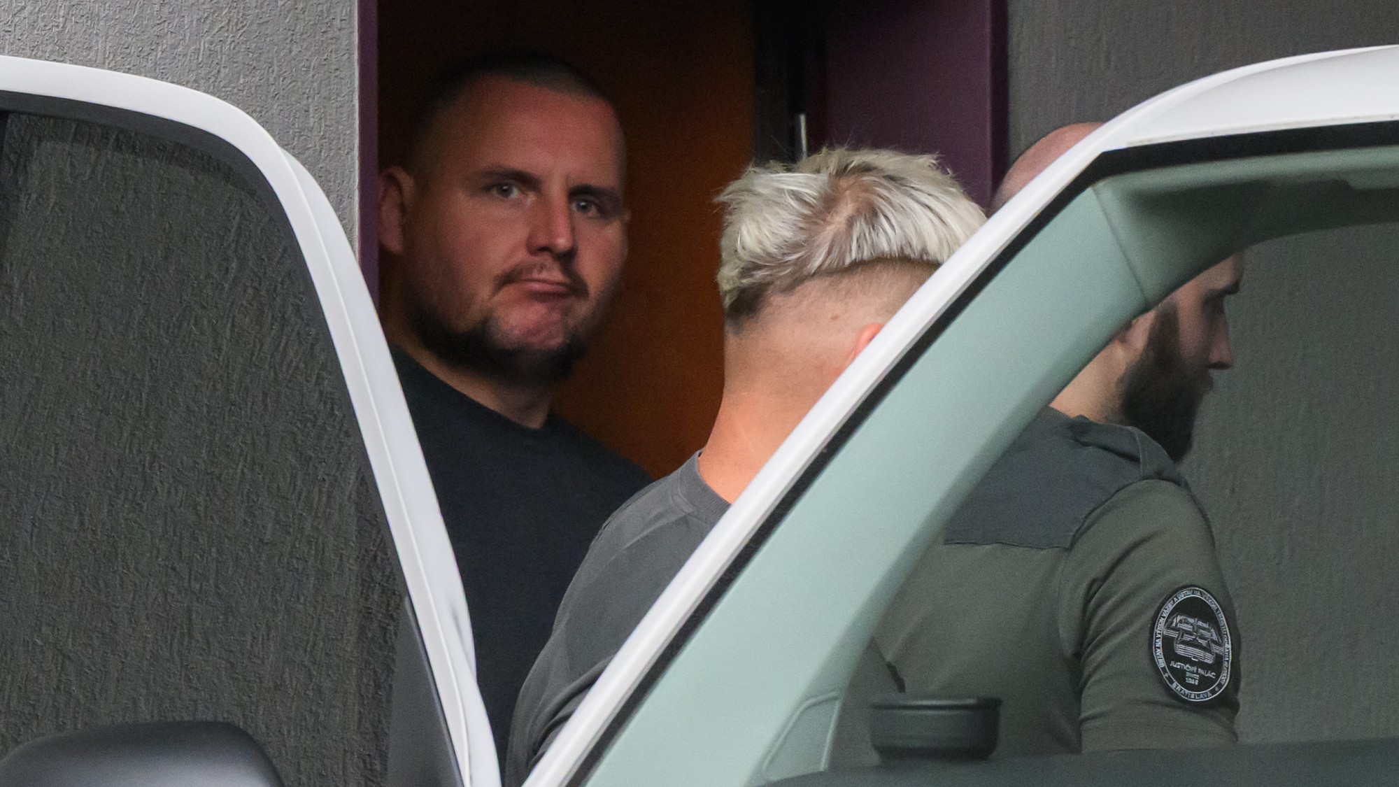 Extrémista Daniel Bombic odchádza v sprievode eskorty zo Špecializovaného trestného súdu (ŠTS) v Pezinku.