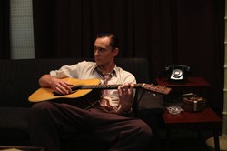 Tom Hiddleston gra i pije jak Hank Williams