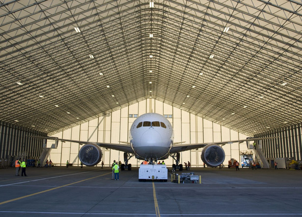 Dreamliner 787 podczas montażu sekcji pasażerskiej w Everett, stan Washington. Zdjęcie z listopada 2009 r. fot. Ed Turner/Boeing via Bloomberg