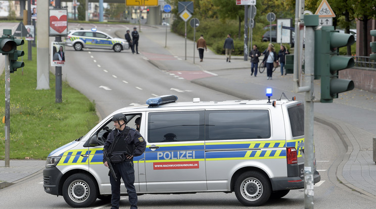 Rendőrök lezárnak egy utat a németországi Halle városában / Fotó:  MTI/AP/Jens Meyer