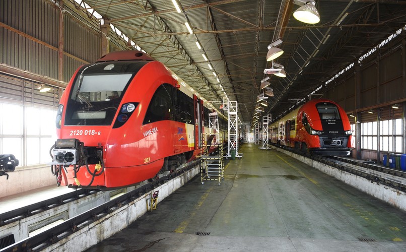 Ratusz zwraca uwagę, że pociągi SKM przewożą ponad 25 mln pasażerów rocznie i stanowią istotny element systemu transportu miejskiego. Pociągi są dostosowane do potrzeb osób niepełnosprawnych i wyposażone w klimatyzację, monitoring, elektroniczną informację, kasowniki oraz automaty biletowe. Można nimi podróżować po Warszawie, dojechać do Lotniska Chopina i podwarszawskich miejscowości - Otwocka, Legionowa, Sulejówka Miłosnej, czy Pruszkowa.<br><br> (cat) PAP/Radek Pietruszka