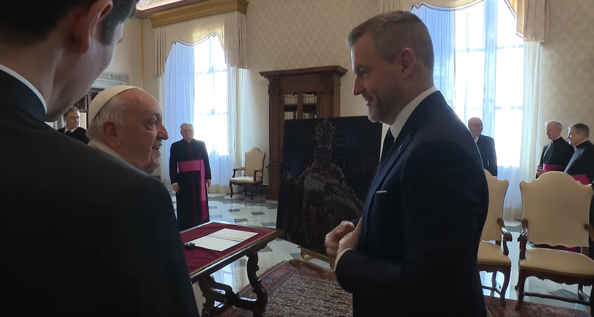 Obraz, ktorý prezident Peter Pellegrini venoval pápežovi Františkovi, vytvoril umelec Juraj Králik, otec známeho moderátora Krištofa Králika.
