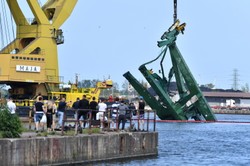Wichura przewróciła dźwig w Gdańsku. Wpadł do kanału portowego