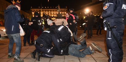 Szokująca relacja sprzed Pałacu Prezydenta. „Rzuciła Rafała na ziemię, twarzą w chodnik, przyciskając nogą"