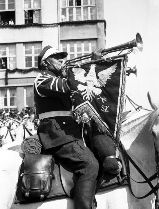 Żołnierz z 18-go Pułku Ułanów Pomorskich podczas grania fanfar w lipcu 1932 r. Sformowany w składzie Wojsk Wielkopolskich. Brał udział w zajmowaniu Pomorza przyznanego traktatem wersalskim Polsce. Walczył w wojnie polsko bolszewickiej