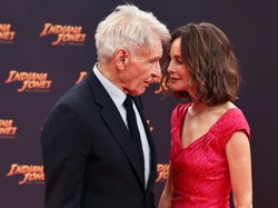 "Kto tu jest starszy?!". Internauci bezceremonialnie komentują ZDJĘCIA Calisty Flockhart i Harrisona Forda