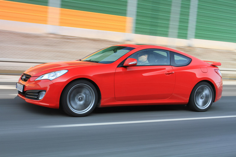 Hyundai Genesis Coupe: czerwony palacz gumy