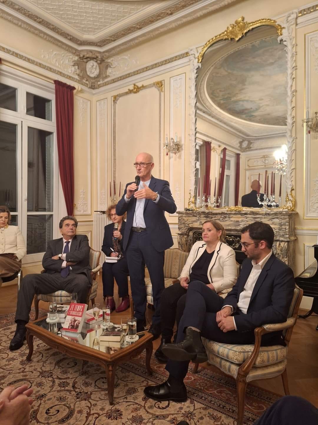 V Paríži uviedli do života Banášovu Zónu nadšenia vo francúzštine.