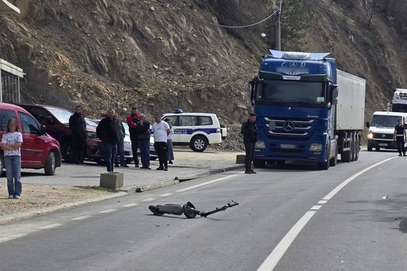 DEVOJČICA (16) POGINULA, DRUGA U BOLNICI Džana (15) zadobila višestruke prelome kada je "golf" udario u trotinet: Detalji tragedije u Novom Pazaru